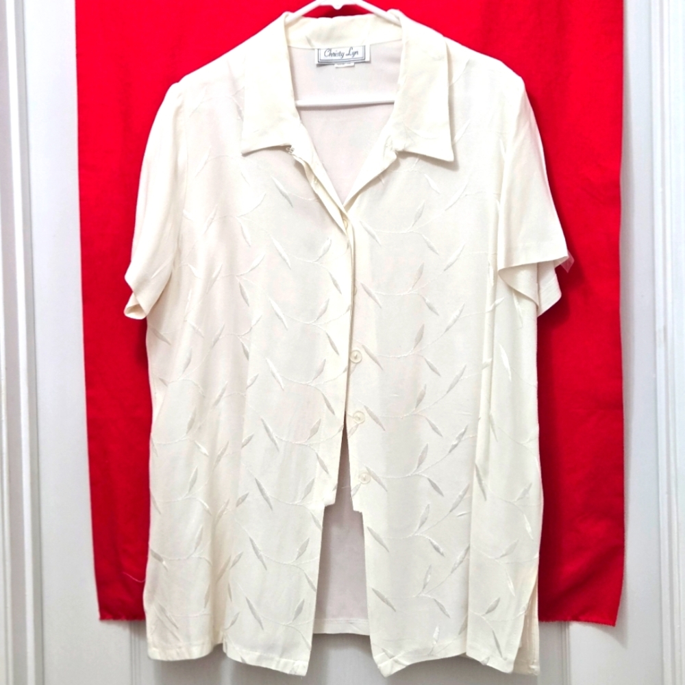 261T197 Christy Lyn White on White Leaf Design Blouse
